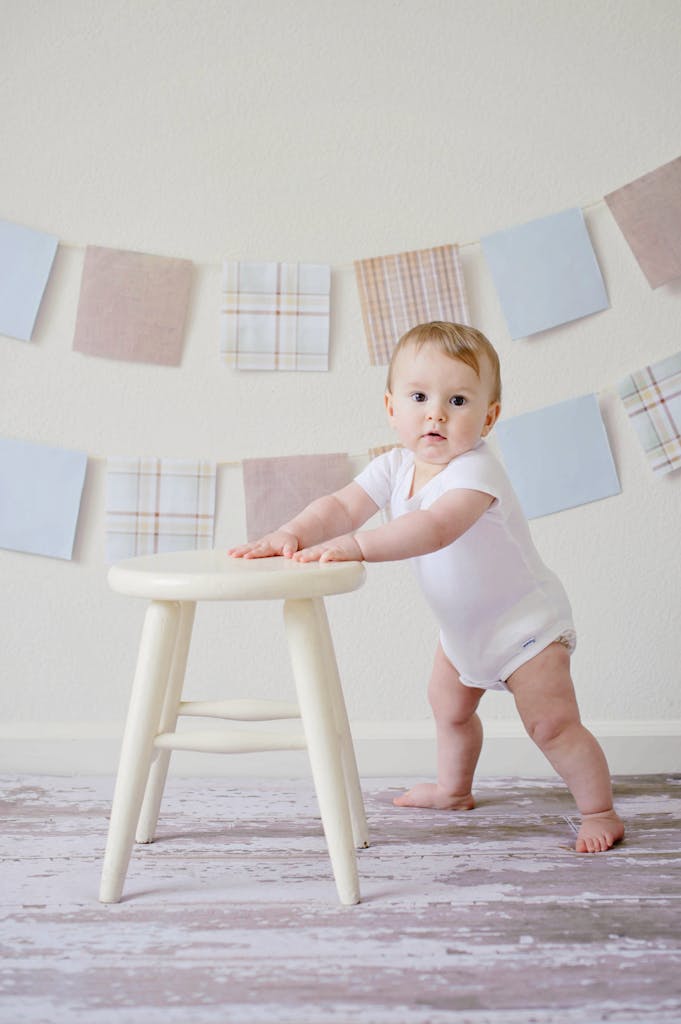 baby bij een kruk proberen te staan